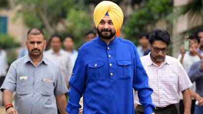 'Post or no post': Navjot Singh Sidhu vows to support Rahul Gandhi, Priyanka Gandhi