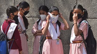 মাস্কের ভেতর কোনও চিরকূট নেই তো, পরীক্ষাকেন্দ্রের ভেতর ধন্দে শিক্ষকরা