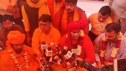 'ഗോമൂത്രം കുടിക്കൂ, കൊറോണയെ ഓടിക്കൂ'; ഹിന്ദുമഹാസഭയുടെ ഗോമൂത്ര സത്കാര ചിത്രങ്ങള്‍