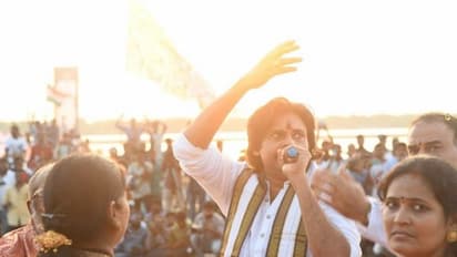 జనసేన 'మన నుడి - మన నది'... గోదావరికి హారతిచ్చిన పవన్ కల్యాణ్ (ఫోటోలు)