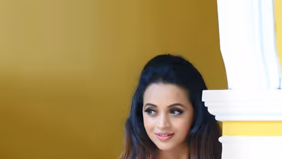 மஞ்சள் காட்டு மைனாவாக மாறிய பாவனா..! குண்டா இருந்தாலும் கும்முனு ஆகி ரசிகர்களை சுண்டி இழுக்கும் போட்டோஸ்!