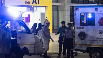 করোনা প্রাণ কেড়েছে বাবার, এবার মেয়ে আক্রান্ত হলেন মারণ ভাইরাসে