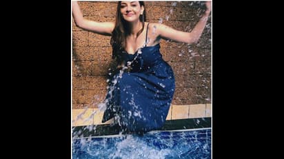 শরীরী উষ্ণতায় উপচে পড়ছে ভরা যৌবন,  হট পোজে ঘুম উড়ছে নেটিজেনদের