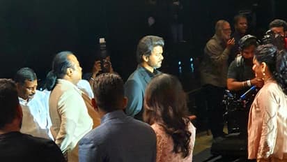 மேடைக்கு வந்ததும் தளபதி செய்த செயல்! கை தட்டி ஆரவாரம் செய்த பிரபலங்கள்! வீடியோ