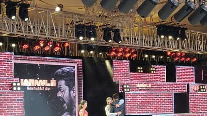 அம்மாவின் ஆசையை மேடையில் நிறைவேற்றிய விஜய்! மனதை உருக வைத்த தருணம்!