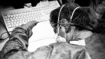 കൊവിഡ് 19: മാസ്കും കയ്യുറയും അഴിച്ചു മാറ്റാതെ തളർന്നുറങ്ങി നഴ്സ്; ചിത്രം ഏറ്റെടുത്ത് സോഷ്യല്‍ മീഡിയ