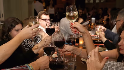 ರಾತ್ರಿಯಿಡೀ ಎಣ್ಣೆ ಪಾರ್ಟಿ, ಮಜಾ ಮಾಡಿದವರಿಗೆ ನಾಲ್ಕೇ ದಿನದಲ್ಲಿ ಕೊರೋನಾ ಶಾಕ್!