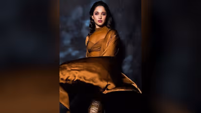 জামা উঠতে উঠতে কোমড়ে, খেয়াল না করেই র‍্যাম্পে হেঁটে চললেন বলিউড অভিনেত্রী