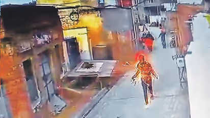 15 दिनों से रिश्तेदार के यहां छुपकर बैठी थी गर्लफ्रेंड...उसे डराने बॉयफ्रेंड ने लगाई पैंट में आग...और फिर