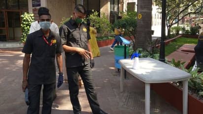 കൊവിഡ് 19: അനുവാദം ചോദിക്കാതെ സന്ദര്ശകരുടെ കൈകളില് ഗോമൂത്രം തളിച്ച് ഇസ്കോണ്