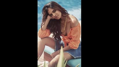 மார்பில் தொங்கும் சங்கிலி... வரம்பு மீறும் பைங்கிளி... மிச்சம் காட்ட மாளவிகா மோகனனிடம் இனி என்ன இருக்கு..?