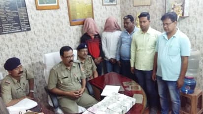 আন্তর্জাতিক সোনা পাচারচক্রের পর্দাফাঁস, নগদ টাকা-সহ গ্রেফতার দুই পাচারকারী