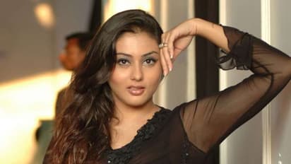 ''ഹായ് ഐറ്റം എന്ന് വിളിച്ചായിരുന്നു എല്ലാത്തിന്റെയും തുടക്കം" ; യുവാവിന്റെ ഭീഷണിക്കെതിരെ നമിത