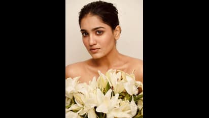 Red glossy lips of Malayalam actress Saniya Iyappan draws response from mouth of netizens