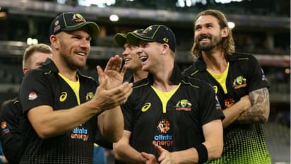 ஐபிஎல்லில் ஆட கூப்பிட மாட்டாங்களானு ஃபோனை கையில் வச்சுகிட்டே உட்கார்ந்திருக்கோம்.. ஆஸி., வீரர் ஓபன் டாக்