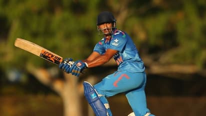 கிரிக்கெட் வீரர்னா பெரிய கொம்பா..? ஊரடங்கை மீறி வெளியே சுற்றிய கிரிக்கெட் வீரரை மடக்கி அபராதம் விதித்த போலீஸ்