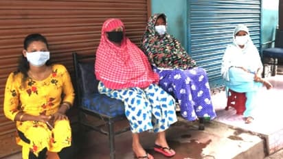 মুখে মাস্ক থাকলে ঘনিষ্ঠ হতে বাধা নেই, আজব চিত্র কুলটির যৌনপল্লীতে