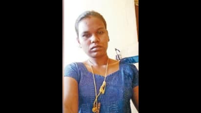 மனைவி  தற்கொலையை வாட்ஸ் அப்பில் லைவ்வாக கணவருக்கு அனுப்பிய மனைவி.!! புருசனை  பொளந்து கட்டிய உறவினர்கள்.!!