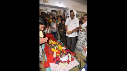 ಪಾಪು ಅಂತಿಮ ದರ್ಶನಕ್ಕೆ ಜನಸಾಗರ: ಅಂತಿಮ ಯಾತ್ರೆಯ ಫೋಟೋಸ್