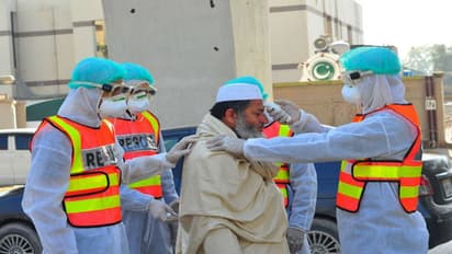 পরীক্ষার ত্রুটির মাশুল গুনছে ইমরানের দেশ,  একলাফে করোনা আক্রান্তের সংখ্যা বেড়ে ২৩৭