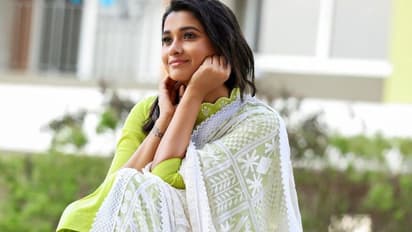 பச்சை நிற சுடிதாரில் பச்சைகிளி போல் போஸ் கொடுக்கும் பிரியா பவானிஷங்கர்...! அடேங்கப்பா எவ்ளோ அழகு..