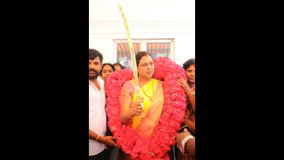 வீரவாள் ஏந்தி, பழங்கள், இளநீர், இனிப்பு வழங்கி... தொண்டர்களோடு பிறந்தநாள் கொண்டாடிய பிரேமலதா விஜயகாந்த்!