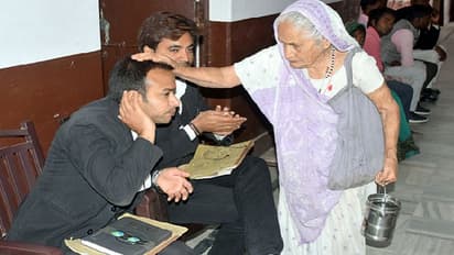 गंगा जल बांटकर यह मां कर रही अपराधी बेटे के पापों का प्रायश्चित, 15 साल पहले STF ने किया था एनकाउंटर