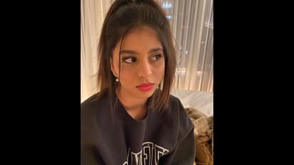 நடிகர் ஷாருக்கான் மகளா இது? கவர்ச்சியிலும்... அழகிலும் டாப் நடிகைகளுக்கே  டஃப் கொடுக்கும் 19 வயது பைங்கிளி!