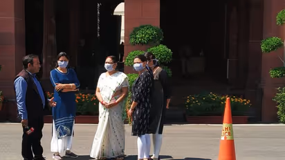 കൊവിഡ് 19 ; കര്‍ശനപരിശോധനയ്ക്കിടെ 'ഭയമല്ല മുന്‍കരുതല്‍ മതി'യെന്ന് പറഞ്ഞ് കുടുംബവുമായി എംപി പാര്‍ലമെന്‍റില്‍