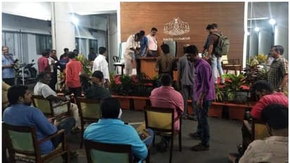 സെക്രട്ടേറിയറ്റിന് മുറ്റത്ത് കസേരകൾ നിരത്തി മാധ്യമങ്ങളെ കണ്ട് മുഖ്യമന്ത്രി; ഇതാ കേരള മോഡൽ