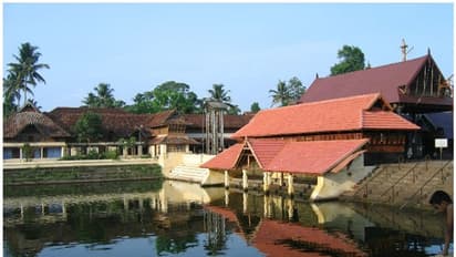 മലബാര് ദേവസ്വം ബോര്ഡിന് കീഴിലെ ക്ഷേത്രങ്ങളില് ഭക്തജനങ്ങള്ക്ക് വിലക്കേര്പ്പെടുത്തി