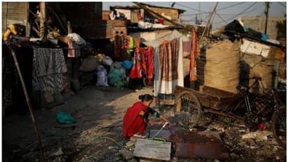 മാസ്കോ സാനിറ്റൈസറോ വാങ്ങാന്‍ പണമില്ല, വാര്‍ത്തകളറിയുന്നില്ല, ചേരികളിലെ മനുഷ്യരെങ്ങനെ കൊവിഡ് 19 -നെ ചെറുക്കും?