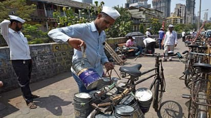 চিন্তা বাড়ল মুম্বইবাসীর, করোনার কারণে এবার লম্বা ছুটিতে যাচ্ছেন ডাব্বাওয়ালারা