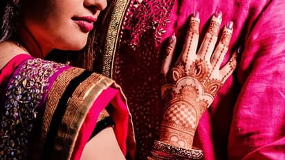 கொரோனா முகாமில் இருந்து தப்பி ஓடி காதலியை கரம் பிடித்த வாலிபர்..! விபரீதம் புரியாமல் விளையாட்டு..!