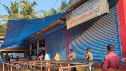 'സോഷ്യല്‍ ഡിസ്റ്റന്‍സിംഗ്' അക്ഷരംപ്രതി പാലിച്ച് ഉപഭോക്താക്കള്‍; ബീവറേജിലെ കാഴ്ച വൈറല്‍