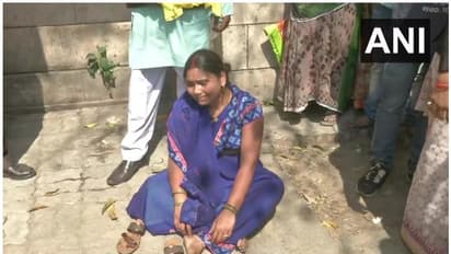 കോടതിക്ക് പുറത്ത് ബോധംകെട്ടുവീണ് അക്ഷയ് സിംഗിന്‍റെ ഭാര്യ;  നാടകീയ രംഗങ്ങള്‍