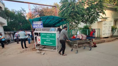 কাঁদাও যাবে না জড়িয়ে ধরে, প্রিয়জন যদি কোভিড-১৯'এর শিকার হয়, কী করবেন