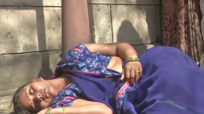 రేపే నిర్భయ దోషులకు ఉరి: కోర్టు బయట సొమ్మసిల్లి పడిపోయిన అక్షయ్ భార్య