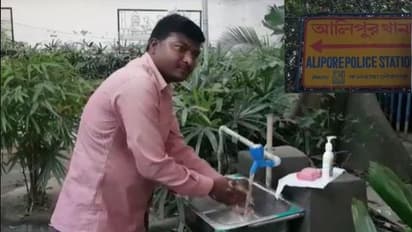 করোনার জের, মাস্ক-স্যানিটাইজারের নিয়ম মেনে ব্য়বহার কলকাতার একাধিক থানায়