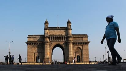 కరోనా దెబ్బకు ‘‘మహా’’ విలవిల: 52 కేసులు, ప్రజలు బయటకు రావొద్దన్న ఉద్ధవ్