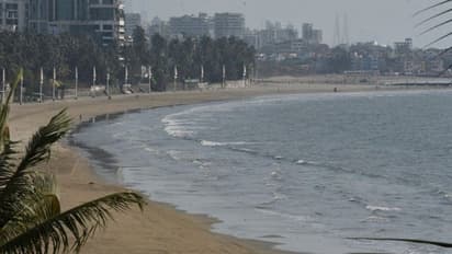 স্তব্ধ বাণিজ্য নগরীর জনজীবন, করোনা আতঙ্কে স্ত্রস্ত মুম্বইবাসী, দেখুন তারই ছবি