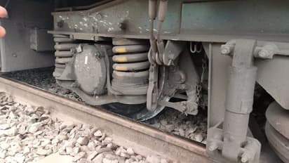 హైదరాబాద్ లో రైలు ప్రమాదం... పట్టాలుతప్పిన ఎంఎంటీఎస్ (ఫోటోగ్యాలరీ)