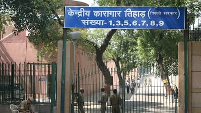 पैसे कमाने तिहाड़ जेल के कैदी ने निकाला जानलेवा आइडिया, अपने पेट से ऑपरेट कर रहा था सबकुछ