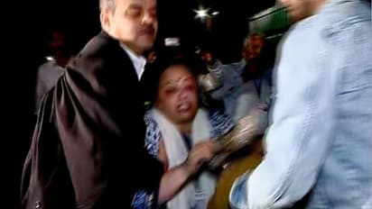 നിര്ഭയ കുറ്റവാളികളുടെ അഭിഭാഷകനെ ചെരുപ്പൂരി അടിക്കാന് ശ്രമം