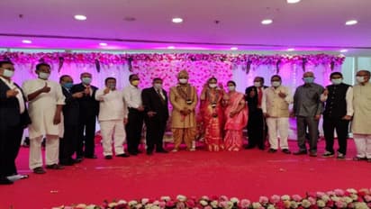 করোনা আতঙ্কের মাঝে মাস্ক পরে বিয়ের পিঁড়িতে বর-কনে, রিটার্ন গিফটে দিলেন স্যানিটাইজার