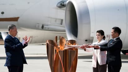 জাপানে পৌছল অলিম্পিক মশাল, করোনা আতঙ্কে প্রশ্নে টোকিও ২০২০-এর ভবিষ্যৎ