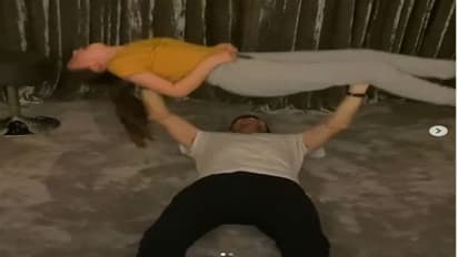 কোয়ারেন্টাইনে থেকে অভিনব পদ্ধতিতে শরীর চর্চা ইংল্যান্ড পেস বোলারের, দেখুন কীর্তি