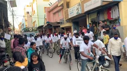 ಕೊರೋನಾ ಜಾಗೃತಿಗೆ ಜಾಥಾ: ಬೀದಿ ಬದಿ ವ್ಯಾಪಾರಿಗಳಿಗೆ ಮಾಸ್ಕ್ ವಿತರಣೆ