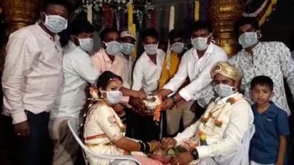 ಕೊರೋನಾ ಜಾಗೃತಿ : ಮಾಸ್ಕ್ ಧರಿಸಿ ಮದುವೆಯಾದ ಜೋಡಿ