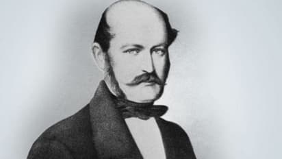 കൈകള് വൃത്തിയാക്കുന്നതിനെ കുറിച്ച് പറഞ്ഞതിന് അക്രമിക്കപ്പെട്ട, മാനസികാരോഗ്യകേന്ദ്രത്തിലെത്തപ്പെട്ട ഡോക്ടര്